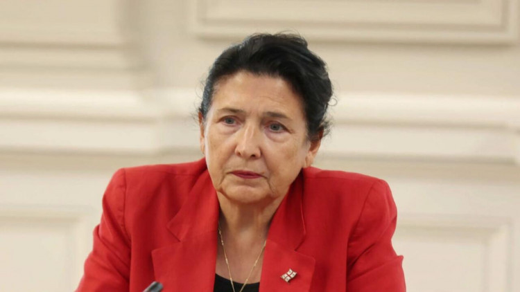 Zurabişvili bu hərəkətinə görə qınandı - Trampla görüşdə... - VİDEO