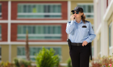 Qadın mühafizəçini girov götürüb, binanın girişini yandırdılar - ANBAAN VİDEO