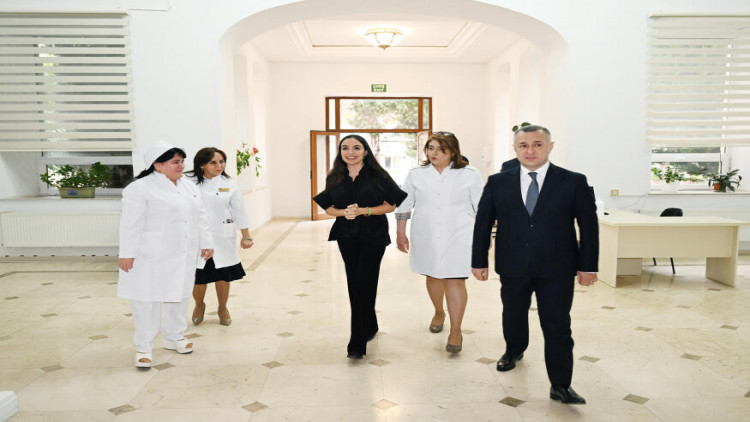 Leyla Əliyeva K.Fərəcova adına Elmi Tədqiqat Pediatriya və Elmi Tədqiqat Mamalıq və Ginekologiya institutlarını ziyarət edib - FOTO