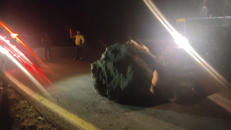 İri qaya parçası yola düşdü - nəqliyyatın hərəkəti dayandırıldı - FOTO