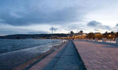 Bulvarda daha bir nəfər dənizə düşdü - VİDEO