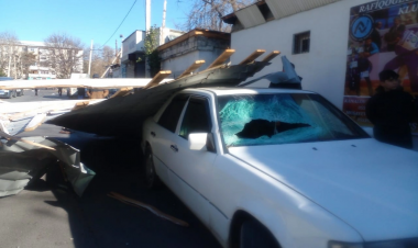 Binanın dam örtüyü UÇDU - maşınların üstünə düşdü - Yenilənib - FOTO