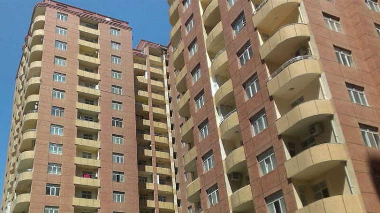 Xırdalanda binanın üstündə 