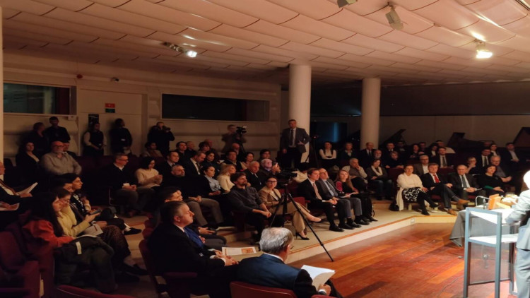 Azərbaycan tar, kamança və qavalın nadir eksponatlarını Belçika Musiqi Alətləri Muzeyinə hədiyyə edib - FOTO