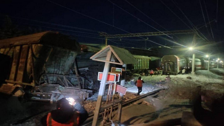 Rusiyada sərnişin qatarı qəzaya düşdü - 2 ölü, 26 yaralı var