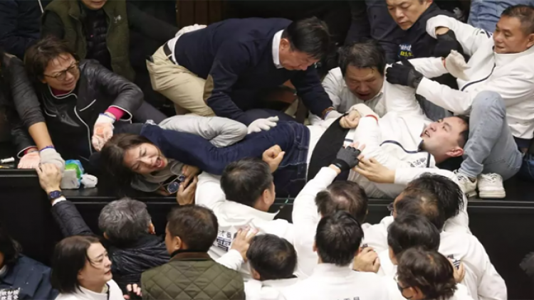 Tayvan “parlament”ində dava - FOTOlar