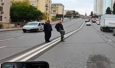 Bakıda kişi motosikletçini qəsdən yıxmaq istədi - VİDEO