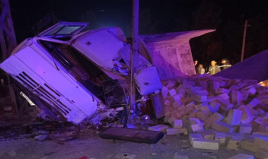 Yük maşını restoranın içində aşdı - FOTO