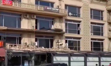 Bakıda binanın eyvanı restoranın üstünə uçdu