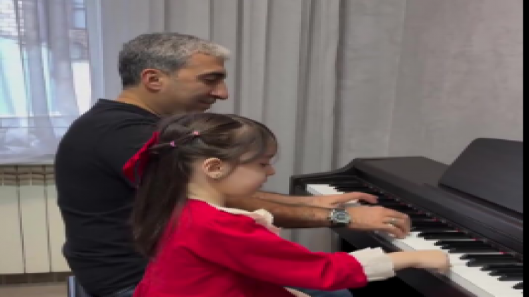 Əməkdar artistin nəvəsi ilə maraqlı VİDEOsu