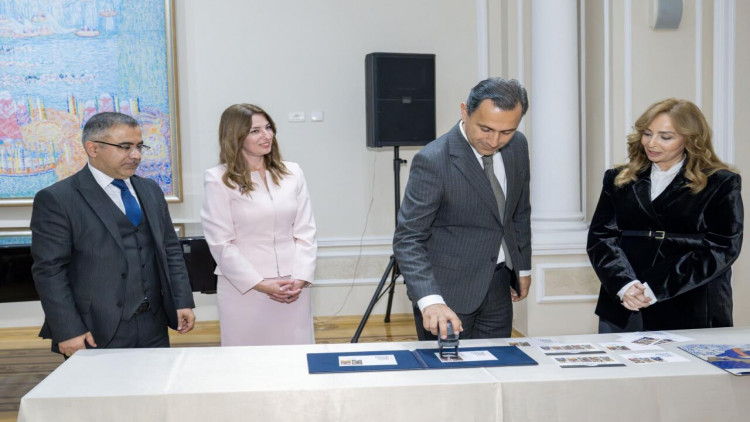 Milli İncəsənət Muzeyində görkəmli rəssam Mirzə Qədim İrəvaninin 200 illik yubileyi münasibətilə poçt markalarının təqdimat mərasimi baş tutub - FOTO