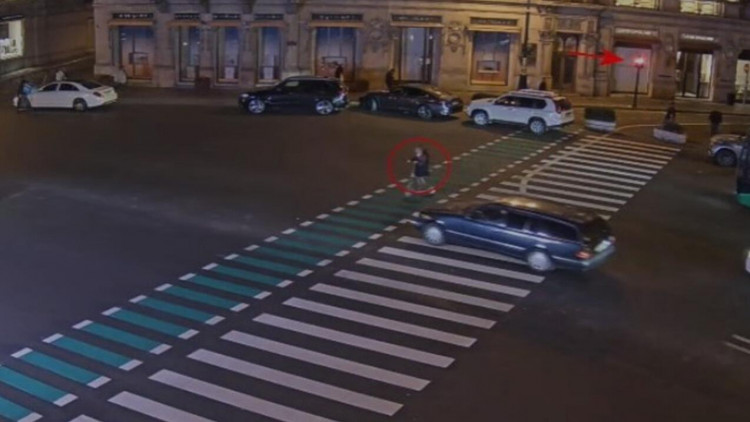 Bakıda qırmızı işıqda yolu keçən skuter sürücüsünü belə vurdular - VİDEO