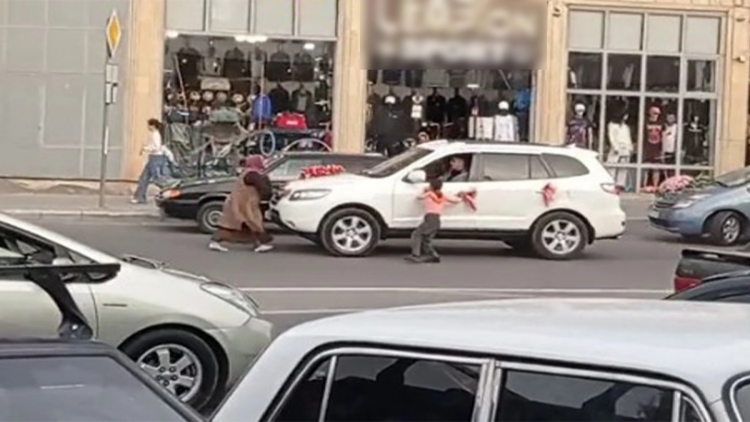 Maşını toy karvanının qarşısını kəsən qaraçının üzərinə sürdü - RƏSMİ AÇIQLAMA - VİDEO