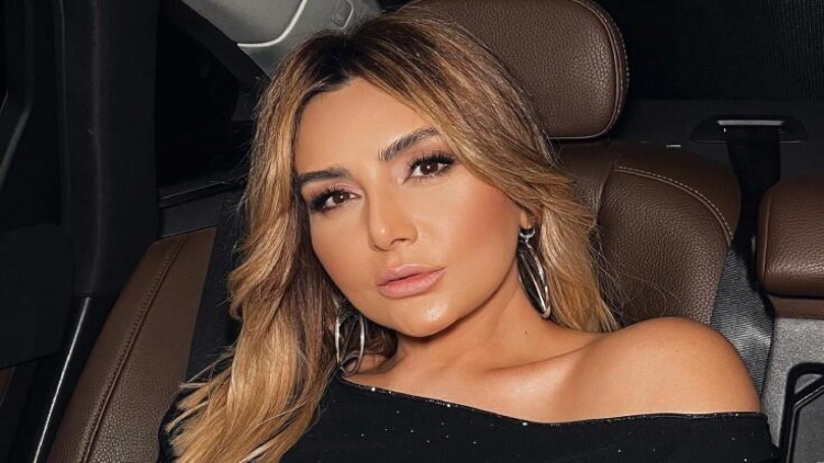 Ad günündə aldığı hədiyyələri nümayiş etdirdi - FOTO