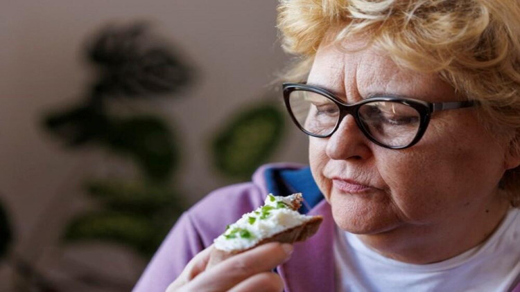 Mütəxəssislər xəbərdarlıq edir: 50 yaşdan sonra bu qidalar məhdudlaşdırılmalıdır