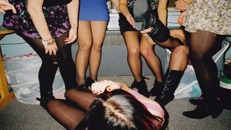 Qadınların içki məclisində biabırçılıq - Soyundurub saçını qırxdılar - FOTO