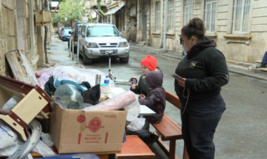 Bakıda ailə evindən çıxarıldı - Övladları küçədə dərs oxuyurlar - VİDEO