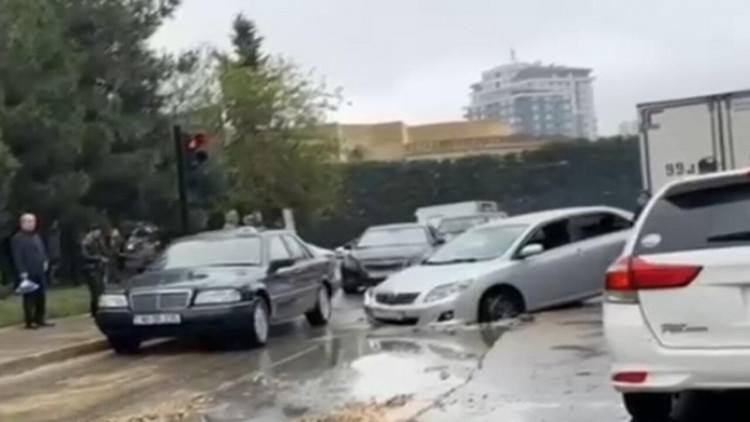 Bakıda avtomobil çuxura düşdü, tıxac yarandı - VİDEO