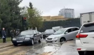 Bakıda avtomobil çuxura düşdü, tıxac yarandı - VİDEO