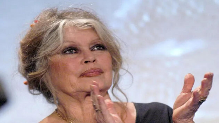 Məşhur aktrisa xəstəxanaya yerləşdirildi - Vəziyyəti ağırdır - FOTO