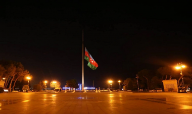 Azərbaycanda bayraqlar yarıya qədər ENDİRİLDİ - FOTO
