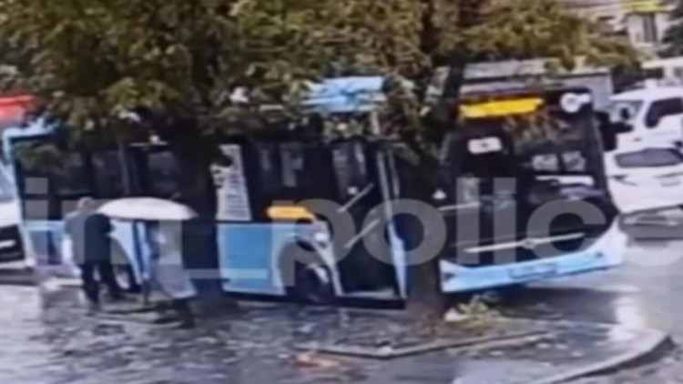 Yaşlı qadın avtobusun altında qaldı - VİDEO