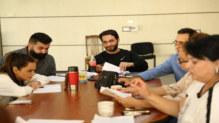 Gənc Tamaşaçılar Teatrında “Büllur başmaq” yeni tamaşanın oxunuş məşqlərinə başlanılıb - FOTO