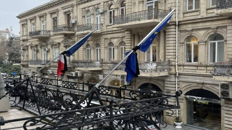 Fransanın Azərbaycandakı səfirliyində bayraqlar endirildi - FOTO