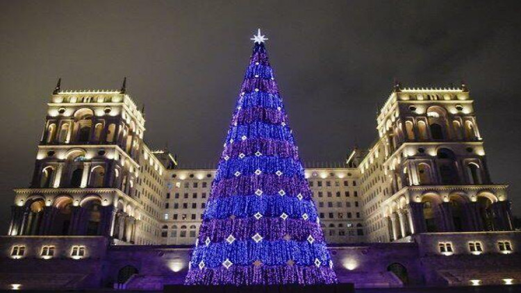 Bakıda bəzədilmiş şam ağaclarının işıqları söndürüldü – FOTO