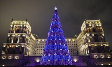 Bakıda bəzədilmiş şam ağaclarının işıqları söndürüldü – FOTO