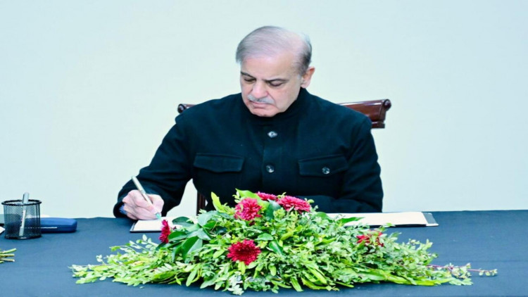 Pakistanın baş naziri təyyarə qəzası ilə bağlı başsağlığı verib - FOTO