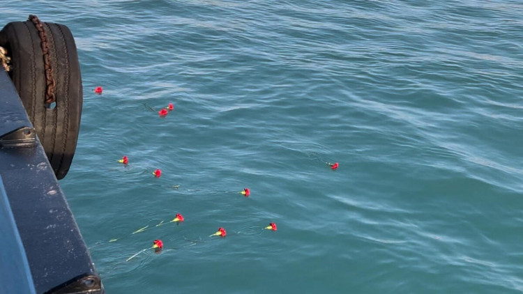 Xəzərə həlak olanların xatirəsinə çələnglər buraxıldı - FOTO