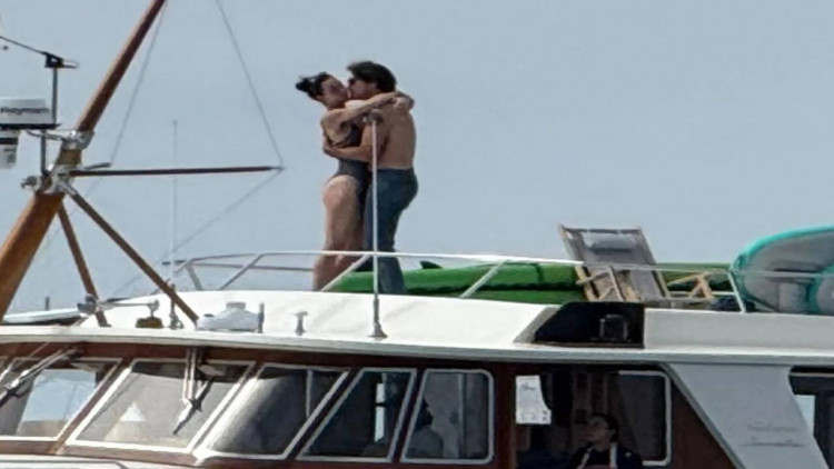 Yaxtada baş nazirlə öpüşən müğənni səssizliyini pozdu