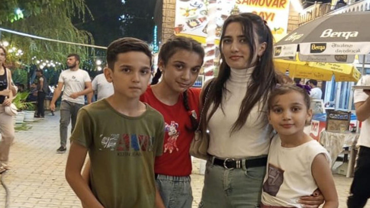 Üç uşaq anası qızı ilə sinif yoldaşı oldu -  31 yaşında attestat aldı - FOTO