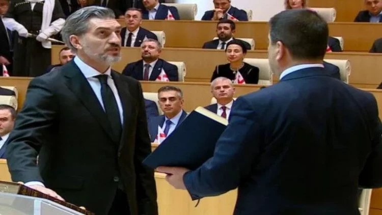 Zurabişvili prezident sarayını tərk etdi, Kavelaşvili and içdi - VİDEO