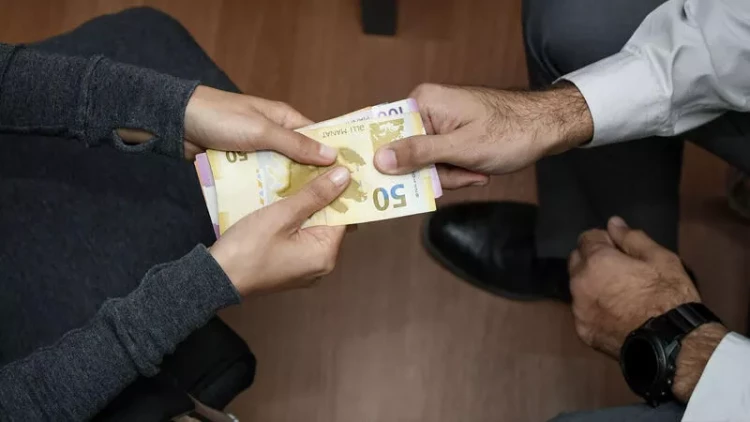 Bu şəxslərə 1600 manat verilir