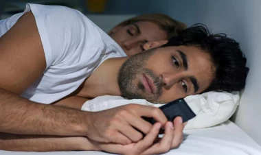 Sevgilisinin evli olduğunu öyrəndi, kişilikdən məhrum etdi