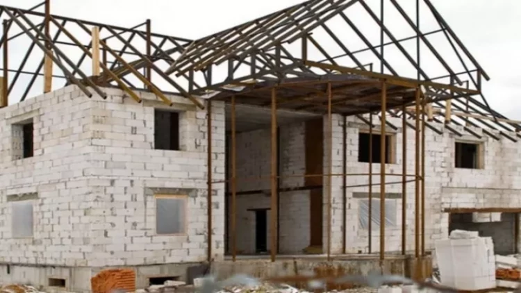 Tikinti işlərini həyata keçirən şəxs jurnalistlərə hücum etdi - FOTO