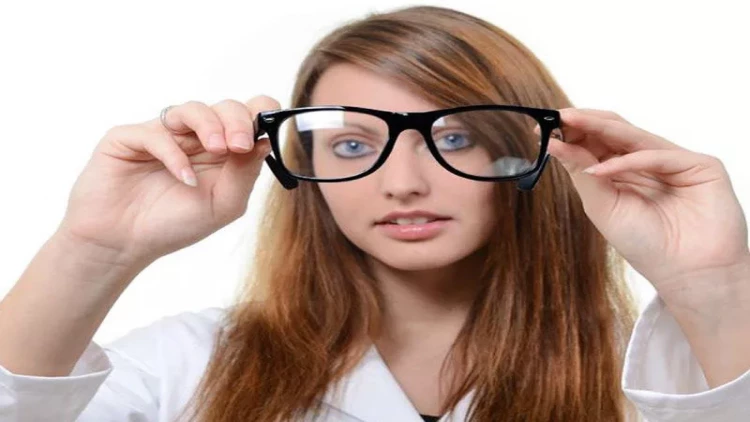 Eynək şüşələrini təmizləməyin praktik üsulu – Cızığı aparır, parlaqlığı bərpa edir