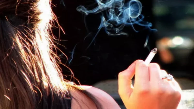 Küçədə siqaret çəkmək qadağan olundu - bu ölkədə