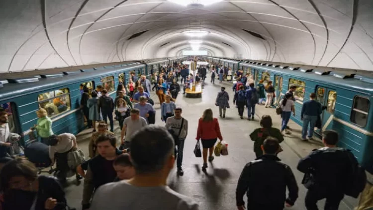 Qadını gələn metronun altına atmaq istədi: saçyolduya çıxdılar - VİDEO