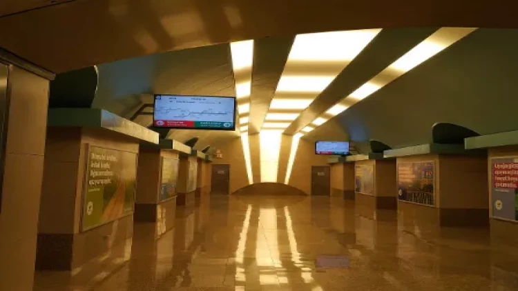 “Sahil” stansiyasına girişdə izdiham var - FOTO