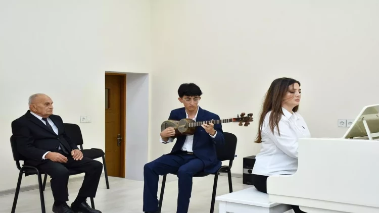Xalq artisti Vamiq Məmmədəliyevin iştirakı ilə Üzeyir Hacıbəylinin 140 illik yubileyi münasibətilə silsilə ustad dərslərinə başlanılıb - FOTO