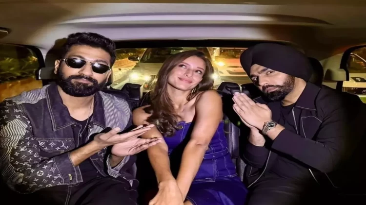 Hindistanda magistral yolda video çəkmək istəyən yutuberləri maşın vurdu - ANBAAN VİDEO - FOTO