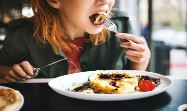 Tez-tez acırsınızsa, yemək saatlarınıza diqqət edin – Mütəxəssislərdən vacib tövsiyələr