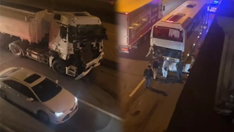 Gecə saatlarında yük maşını avtobusla toqquşdu - VİDEO