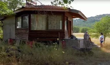 Kurtlar Vadisinin məşhur aktyoru indi daxmada yaşayır - FOTO