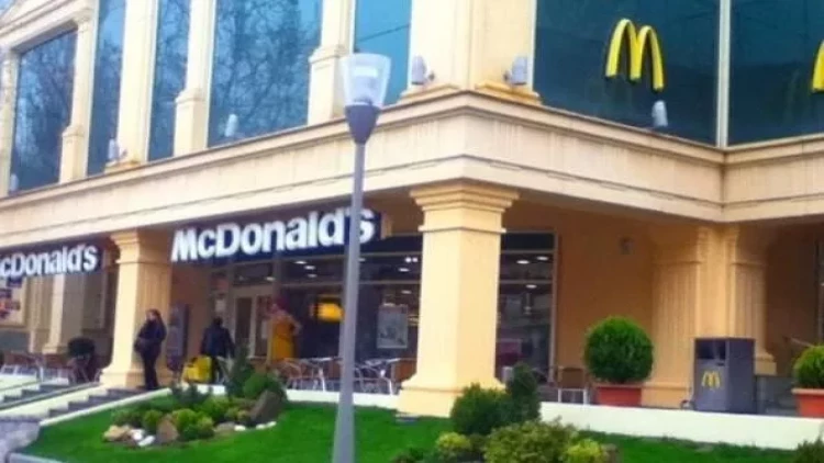 Bakıda atla “McDonalds”a gəldi, xidmət etmədilər – VİDEO