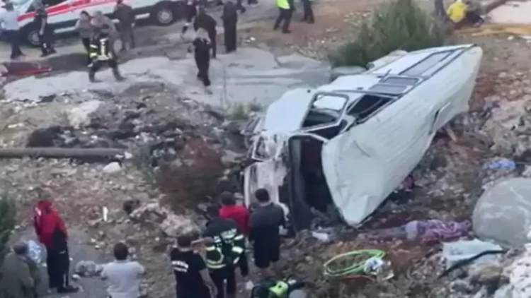 Türkiyədə avtobus xəndəyə yuvarlandı - 5 ölü, 10-dan çox yaralı var - FOTO