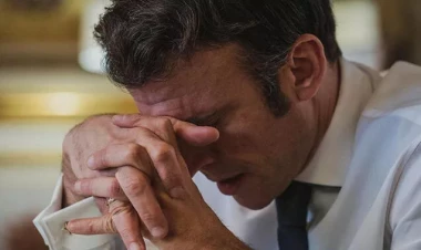 Fransada siyasətçilər Makronun istefasını tələb edir